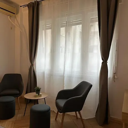 Affordable 1br In Downtown Бухарест